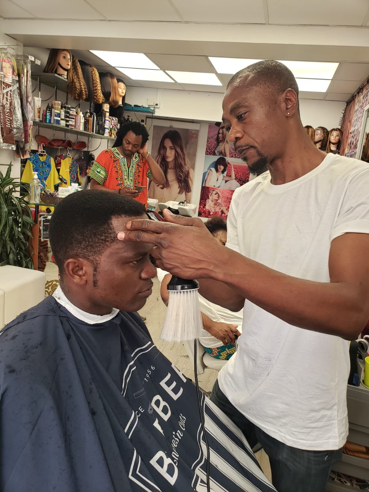 Coupe afro à Lyon 7 par UCM Coiffure Mixte